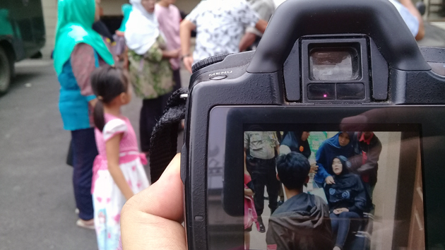 Imah, istri terdakwa penggelapan satu truk susu pingsan di PN Tanjungkarang. (Lampungnews/Adam)