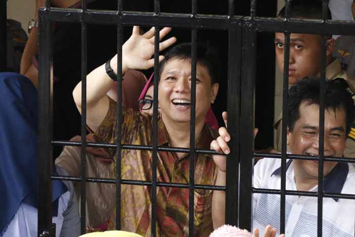 Bupati Tanggamus Nonaktif Bambang Kurniawan melambaikan tangannya kepada keluarganya dari ruang tahanan di Pengadilan Negeri Tanjungkarang, Senin (22/5)
