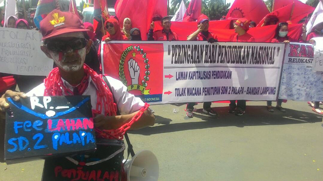 Demonstran meminta Herman HN tidak menggusur SDN 2 Palapa dalam peringatan Hardiknas. (Lampungnews/Davit)
