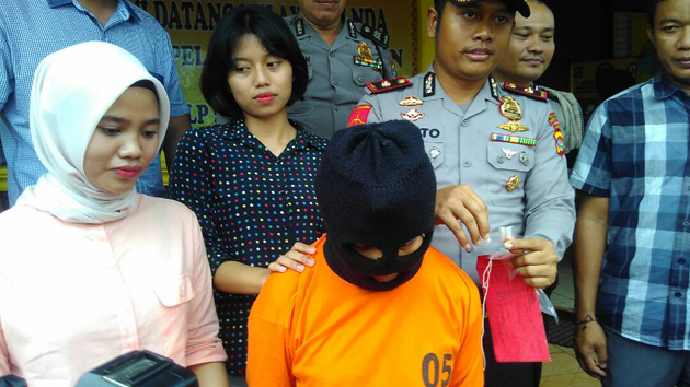Tersangka Siti saat ekspos tangkapan di Polsek Tanjungkarang Barat. (Lampungnews/Adam)