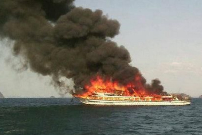 Ilustrasi - Kapal terbakar.  (bbc.co.uk)