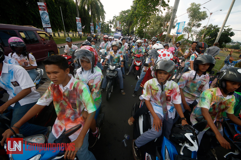 Aksi konvoi kendaraan siswa SMA/SMK untuk merayakan kelulusan di depan Lapangan Korpri Kompleks Kantor Gubernur Lampung. (Lampungnews/El Shinta)