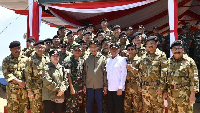 Pembaretan 23 gubernur saat latihan tempur Pasukan Pemukul Reaksi Cepat TNI dan pertempuran darat 2017 di Natuna. (Biro Pers Setpres/ Cahyo dan Laily Rachev)