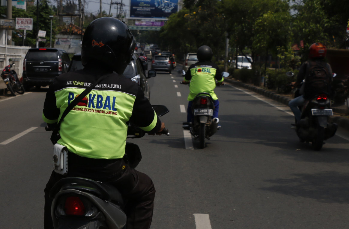 Sejumlah driver ojek pangkalan melakukan sweeping terhadap driver ojek online "Gojek" yang beroperasi di Jalan Za Pagaralam-Teuku Umar, Bandarlampung. (Lampungnews/El Shinta)