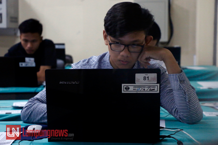 Sejumlah peserta Seleksi Bersama Masuk Perguruan Tinggi Negeri (SBMPTN) serius mengerjakan soal ujian melalui sistem Computer Base Test (CBT) di Gedung Teknologi Informasi dan Komunikasi Universitas Lampung, Selasa (16/5). Dari 18.899 peserta SBMPTN di Lampung, hanya 265 peserta yang mendaftar pertama mengikuti ujian dengan sistem komputer ini. (Lampungnews/El Shinta)