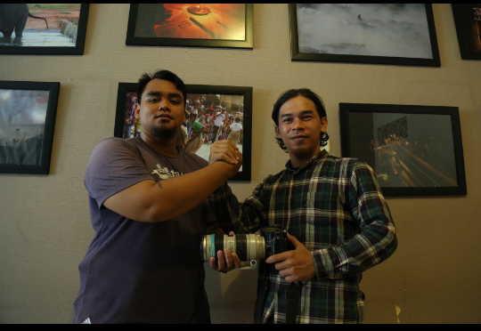Perdiansyah fotografer Tribun Lampung (kanan) menyerahkan tampuk kepeminpinan PFI Lampung kepada Iksan Dwi Nur Satrio (kiri) di Bandarlampung, Sabtu (13/5)