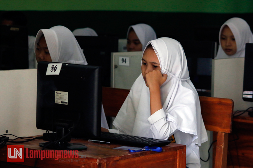 Para siswa nampak serius membaca soal pada pelaksanaan Ujian Nasional Berbasis Komputer (UNBK) tingkat SMP, Selasa (02/05). (Lampungnews/El Shinta)
