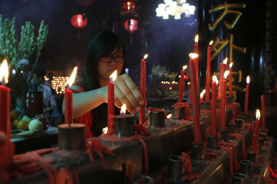 Seorang umat Buddha menghidupkan lilin pada peringatan Hari Waisak 2561 BE di Vihara Thay Hin Bio, Telukbetung, Kamis (11/5). Menghidupkan lilin memiliki arti sebagai penerangan dalam hidup selama satu tahun kedepan. (Lampungnews/El Shinta)
