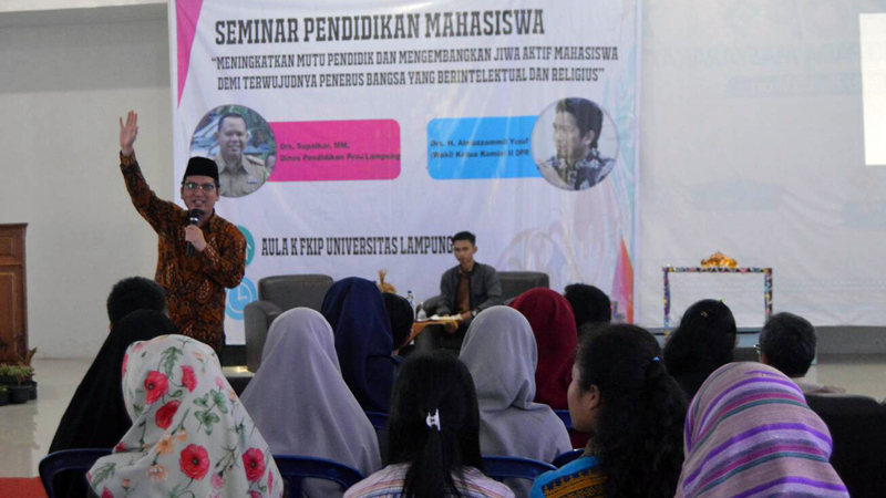 Wakil Ketua Komisi II DPR RI, Almuzzammil Yusuf dalam seminar pendidikan Himasakta Unila. (Lampungnews/Michella)