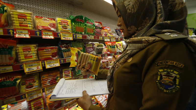 Petugas memeriksa tanggal kadaluarsa sebuah produk makanan. (Lampungnews/El Shinta)