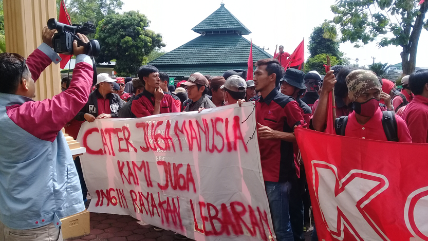 Demo buruh PLN menuntut cuti bersama Idul Fitri tidak diganggu. (Lampungnews/Adam)