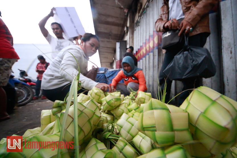 Sambut Lebaran, warga mulai berburu ketupat di Pasar Pasir Gintung, Jumat (23/6). Ketupat merupakan salah satu makanan wajib yang dihidangkan saat menyambut Hari Raya Idul Fitri. 10 buah ketupat dibandrol dengan harga Rp5 ribu. (Lampungnews/El Shinta)