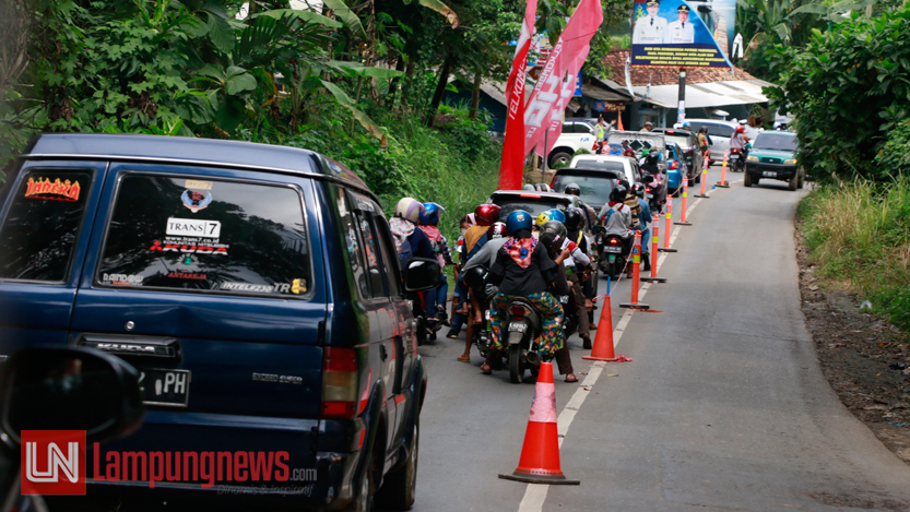 Kemacetan kendaraan yang menuju wisata pantai Mutun dan Sari Ringgung pada H+3 Idul Fitri 1438 H hingga mencapai 200 meter, Selasa (27/6). Kendaraan yang didominasi dari luar daerah Lampung ini diprediksi akan tetap ramai hingga Minggu. (Lampungnews/El Shinta)