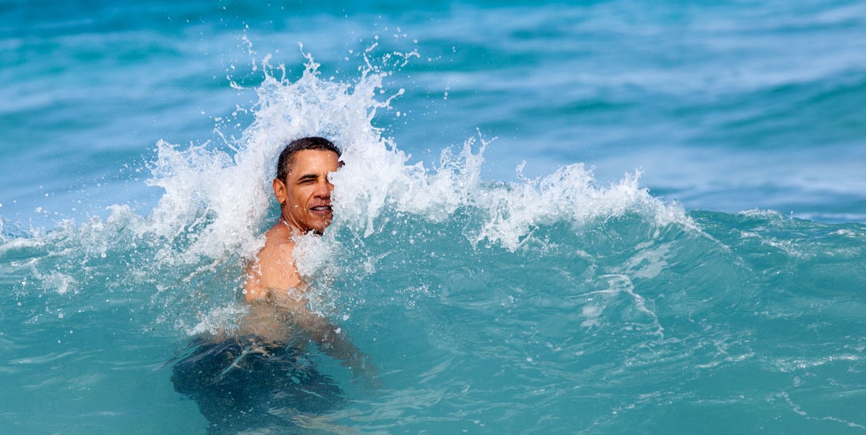 Barack Obama menceburkan diri di Pantai Hawai. (Dok Gedung Putih/Pete Souza)