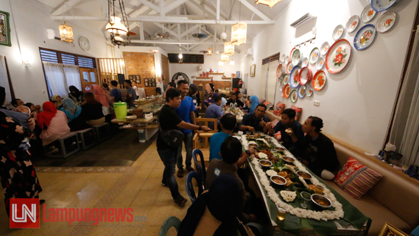 Suasana buka bersama di Kantin Encim Gendut yang menawarkan menu bancakan sebagai menu favorit saat bukber. (Lampungnews/El Shinta)