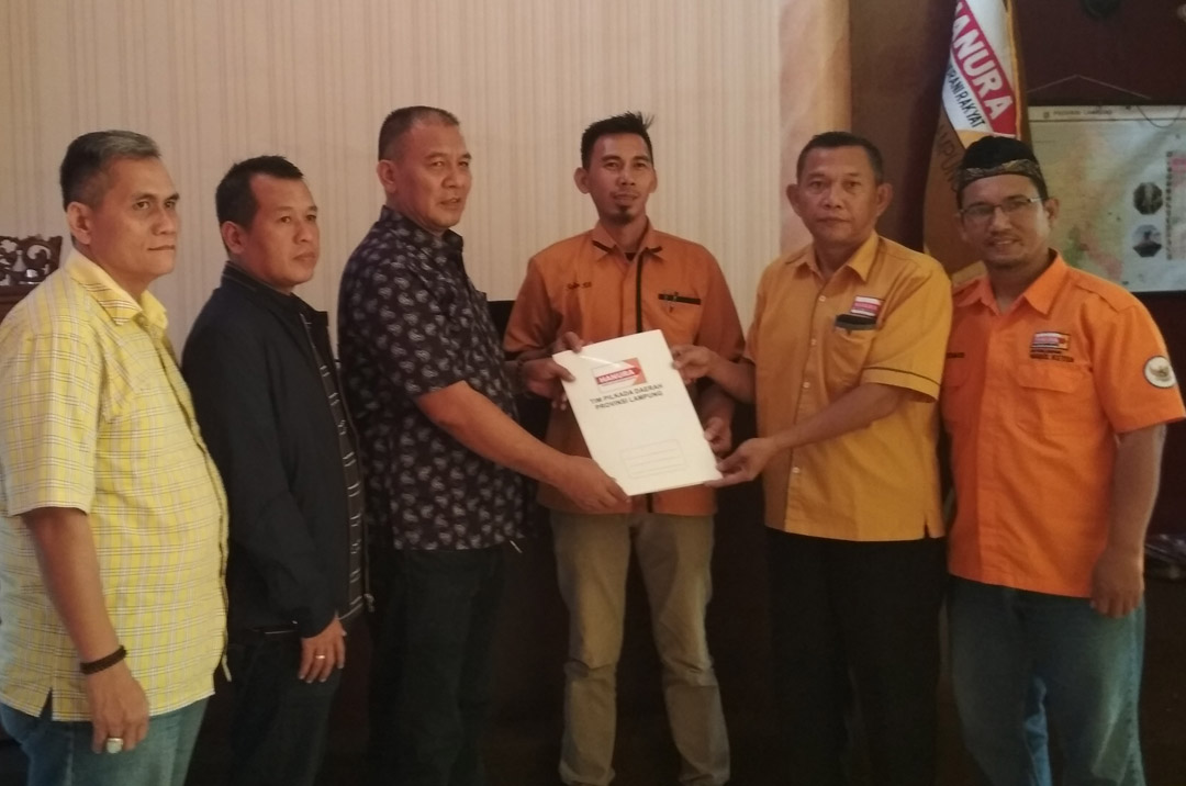 Tim Arinal Djunaidi mengambil berkas ke DPD Hanura Lampung. (Lampungnews/Tim Arinal)