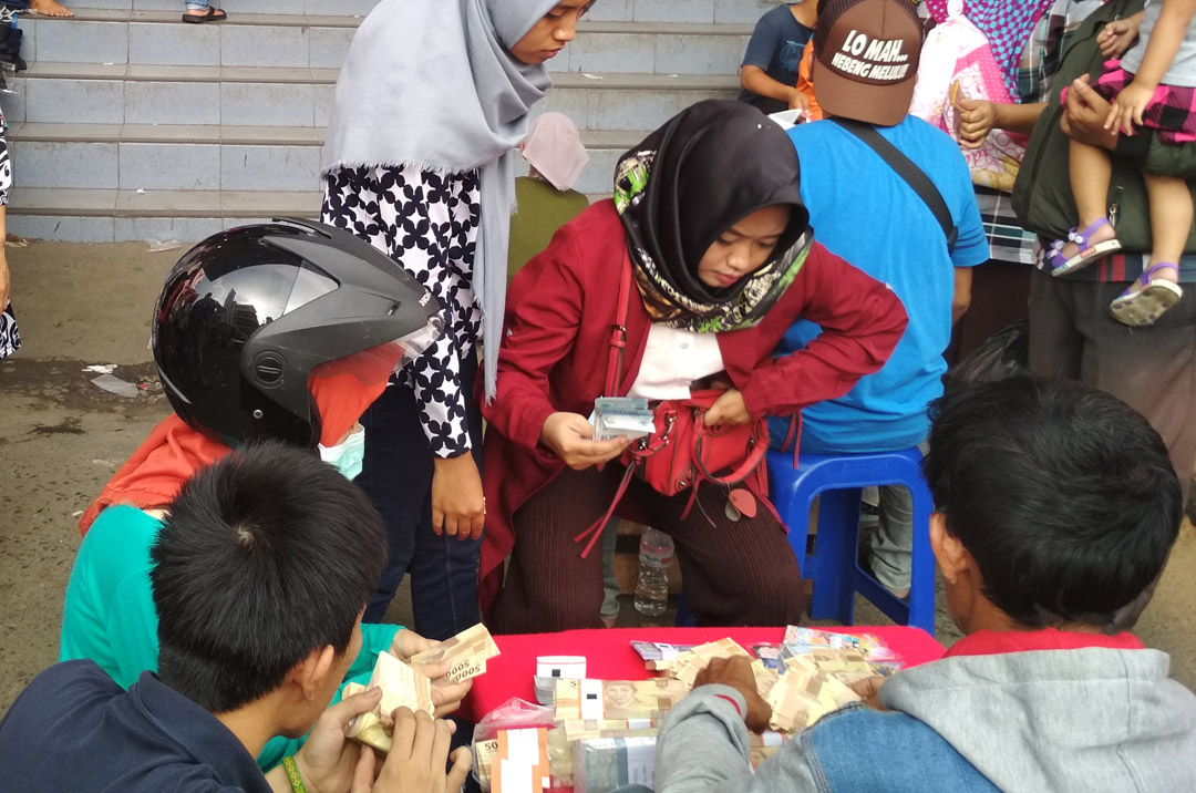 Sejumlah warga ramai menukarkan uang pecahan di pelataran Mal Ramayana Tanjungkarang, Bandarlampung, (Lampungnews/Davit)