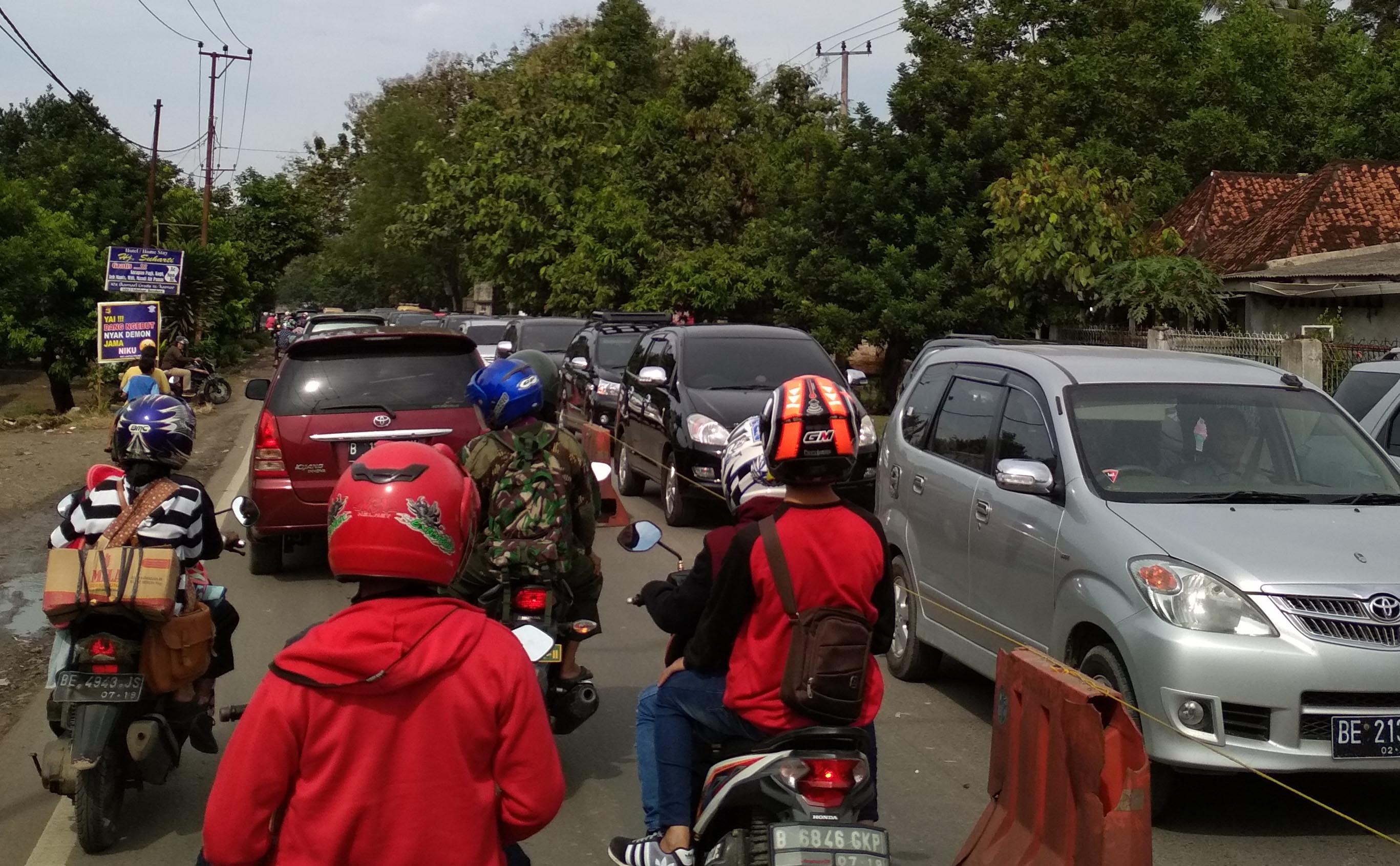 Sejumlah kendaraan padat merayap di jalan ruas Bandarlampung-Tegineneng. (Davit)