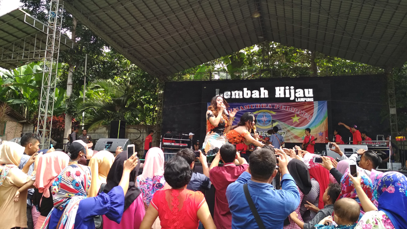 Duo Biduan hibur pengunjung Taman Wisata Lembah Hijau. (Lampungnews/Davit)