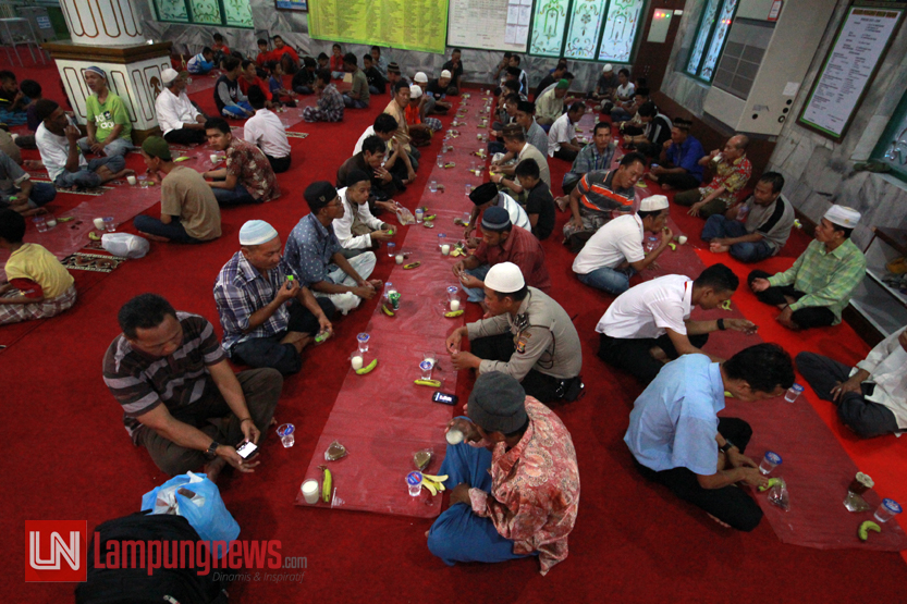Sejumlah warga melakukan buka puasa bersama di Masjid Taqwa, Jumat (9/6). Buka bersama di masjid dengan warga dan para musafir merupakan salah satu tradisi yang selalu dilakukan masyarakat di Indonesia. (Lampungnews/El Shinta)