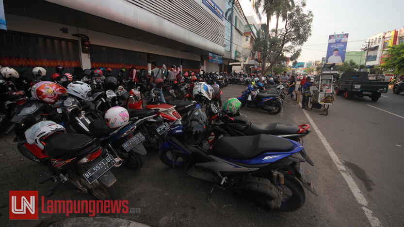 Puluhan sepeda motor yang terparkir di depan halaman ruko d Jalan Kartini, Kamis (29/6). (Lampungnews/El Shinta)