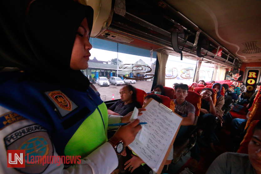 Petugas Kementerian Perhubungan (Kemenhub) RI memeriksa tiket penumpang dan kelengkapan tujuan bus angkutan mudik Lebaran 2017 di Terminal Rajabasa, kemarin. (Lampungnews/El Shinta)