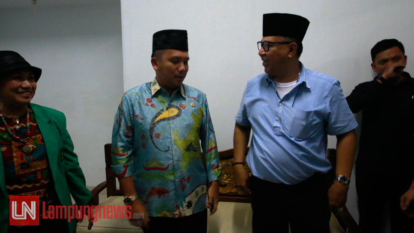 Alzier Dianis Thabranie menemui M Ridho Ficardo yang sedang berada di ruang tunggu kantor DPW PPP Lampung, Kamis (15/6). Alzier dan Ridho datang berbeda setengah jam untuk menyerahkan berkas pencalonan gubernur Lampung ke PPP. (Lampungnews/El Shinta)