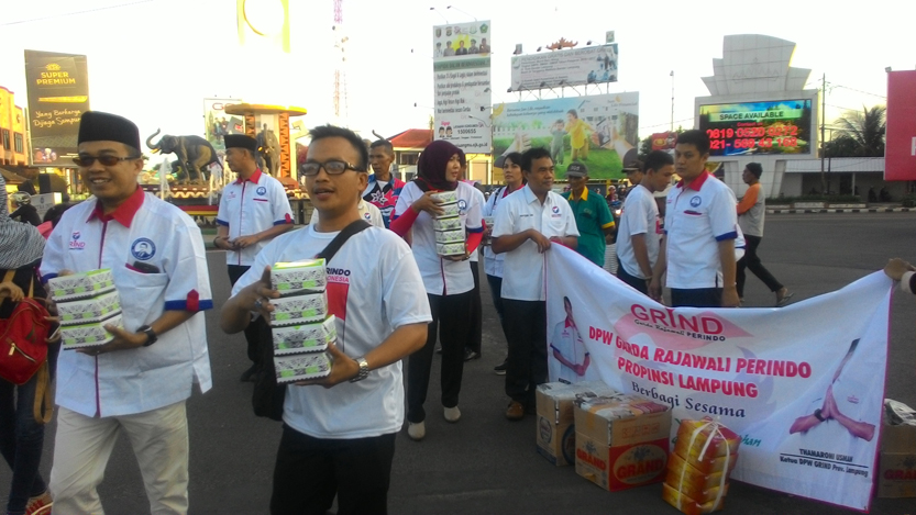 Grind Lampung bagi-bagi 500 takjil di Tugu Adipura. (Lampungnews/Davit)