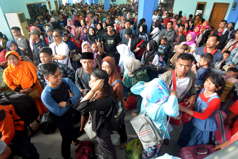 Sejumlah penumpang arus balik menunggu kapal sandar di Dermaga II Pelabuhan Bakauheni, Lampung, Jumat (30/6) (Lampungnews/Cris)