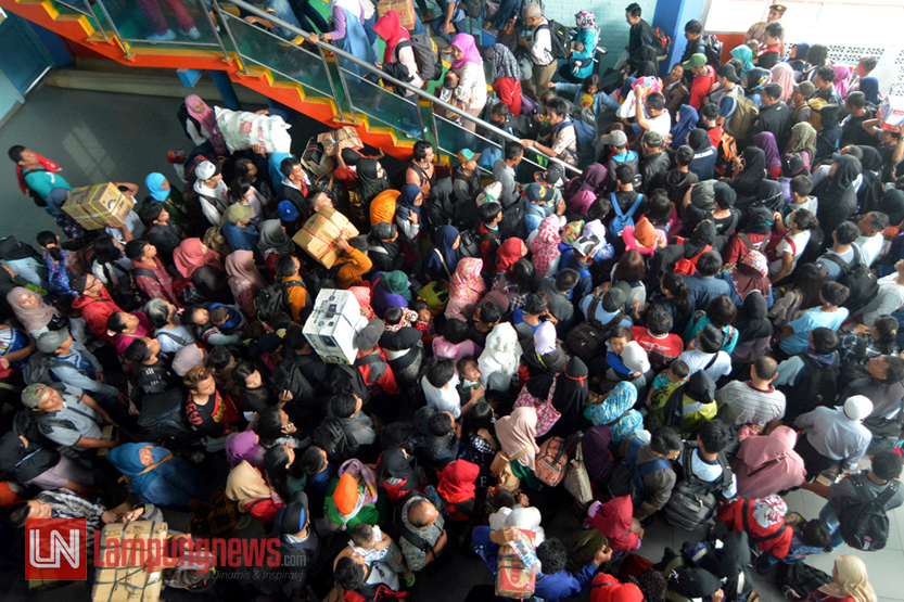 Ratusan penumpang arus balik sedang antre menaiki tangga gangway menuju kapal di Deramga II Pelabuhan Bakauheni, Lampung, Jumat (30/6). Sebanyak 64 persen atau 679.895 orang sudah kembali ke Jawa pada arus balik dari jumlah arus mudik lalu sebanyak 1.126.438 orang. (Lampungnews/Kristian Ali)