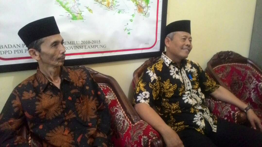 Samsul Hadi (kanan) usai mengembalikan berkas ke DPD PDI Perjuangan Lampung. (Lampungnews/Davit)