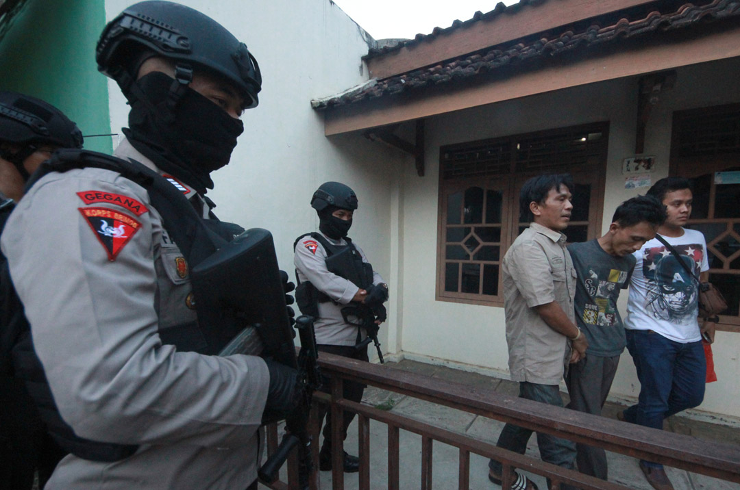 Polisi sedang menangkap salah satu tersangka bandar narkoba saat penggerebekan di Tanah Miring Lampung Utara. (Lampunews/El Shinta)