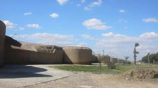 Tembok Rafiqa yang dihancurkan pasukan koalisi AS demi menembus benteng pertahanan ISIS di Raqqa. (Courtesy of Odilia via Wikimedia Commons)