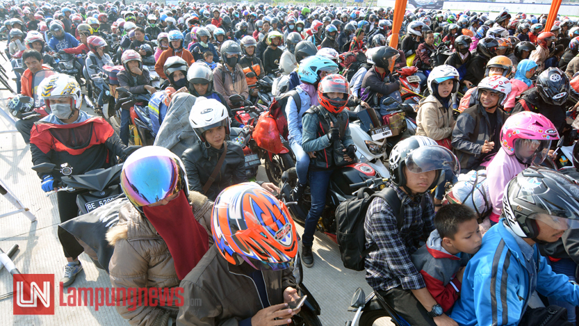 Antrean pemudik bersepeda motor memadati Pelabuhan Bakauheni. (Lampungnews/Kristian Ali)