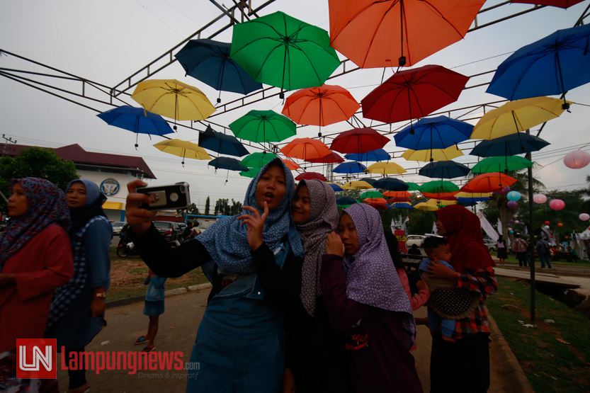 Pengunjung melakukan swafoto di beberapa di lokasi rangkaian acara peringatan Harganas XXIV Tahun 2017 di PKOR Way Halim, Bandar Lampung, Jumat (14/7). (Lampungnews/El Shinta)