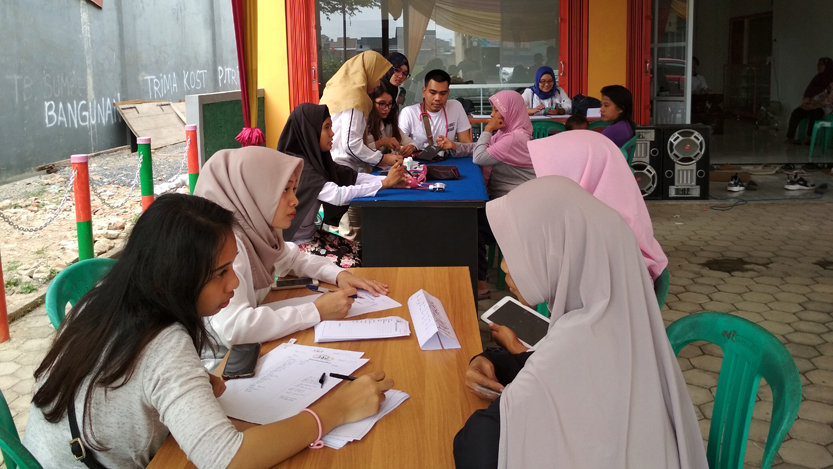 Masyarakat saat diperiksa di halaman klinik kecantikan Kartini. (Lampungnews/Davit)