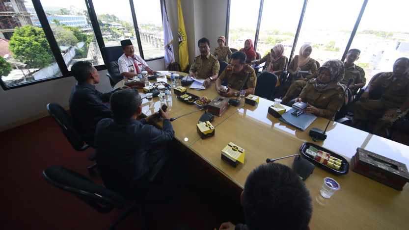 Walikota Bandarlampung Herman HN menerima kunjungan kerja Komisi D DPRD Lamongan di ruang rapat walikota, Selasa (11/7). (Lampungnews/El Shinta)