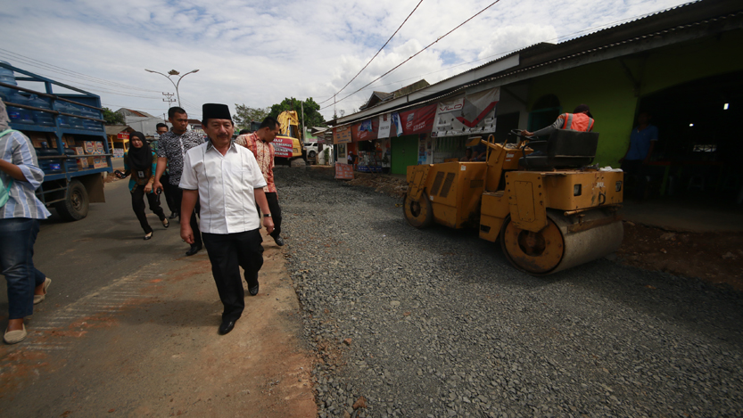 Walikota Bandarlampung meninjau lokasi jalan berlubang di Jalan Pramuka, Jumat (21/7). Pemkot Bandarlampung menggelontorkan anggaran sebesar Rp9 miliar untuk memerbaiki jalan ini. (Lampungnews/El Shinta)