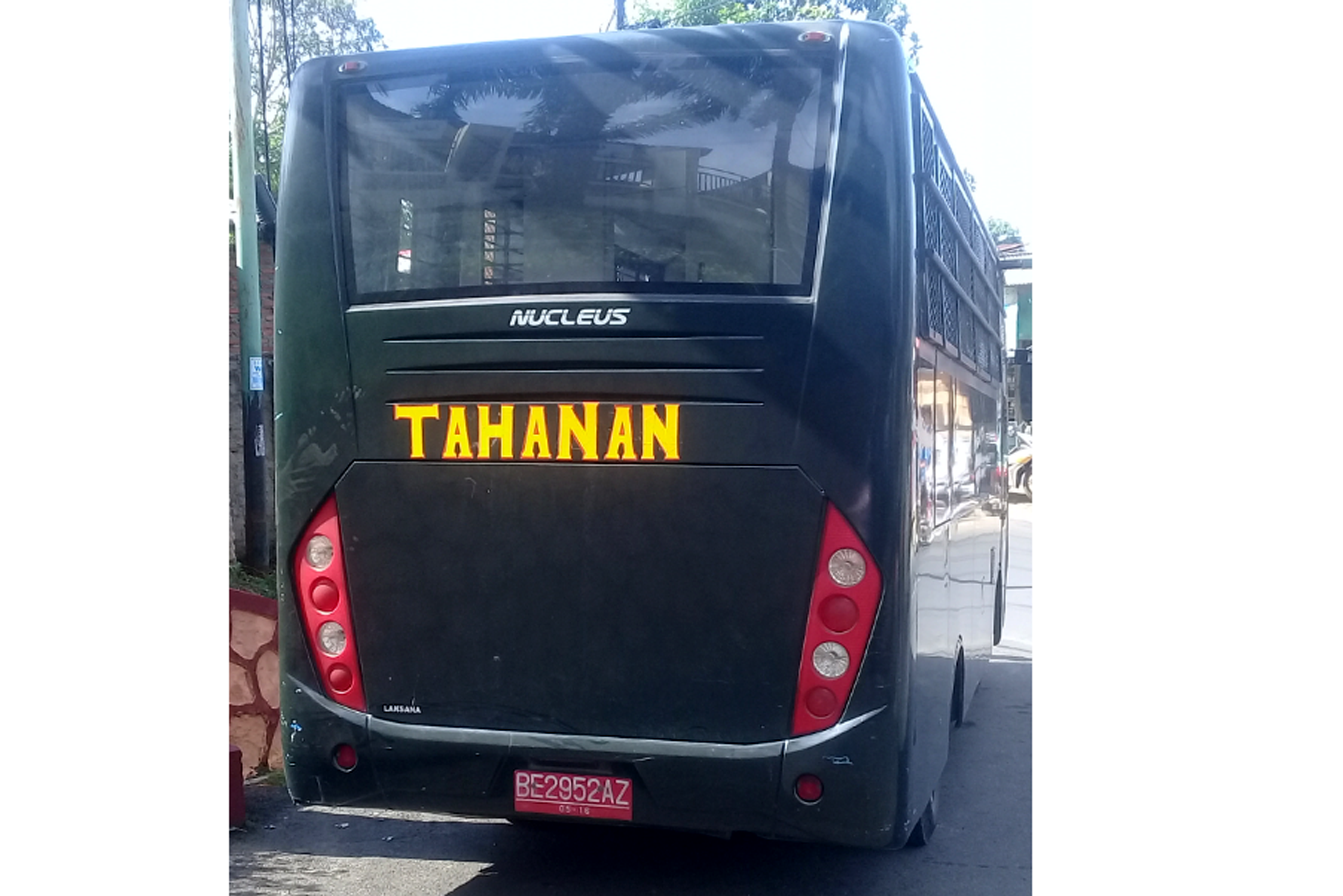 Mobil bus untuk antar-jemput tahanan Kejari Bandarlampung. (Adam)