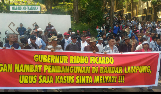 Ratusan warga Bandarlampung menggelar aksi menolak penghentian pembanguban flyover oleh pemerintah pusat. (Lampungnews/Davit)
