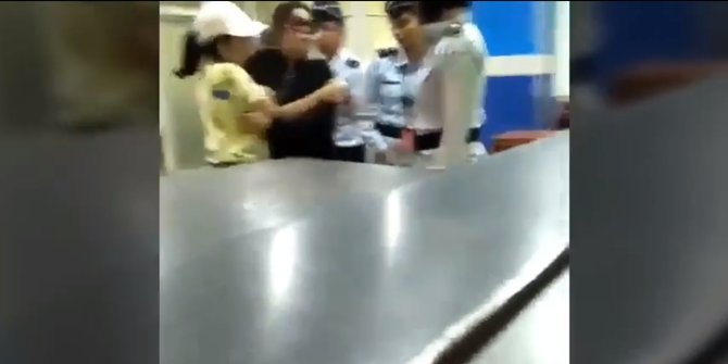 Wanita tampar petugas bandara.