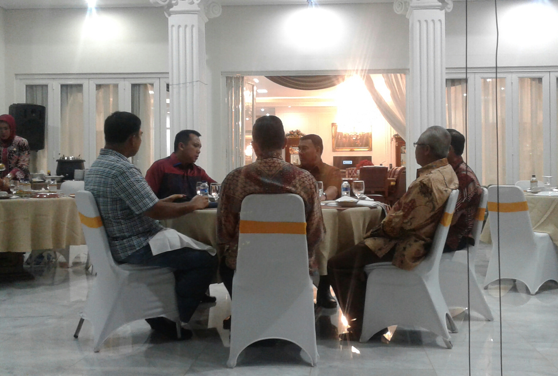 Dubes Indonesia untuk Kroasia Komjen Pol (Purn) Sjachroedin ZP makan malam dengan Gubernur Lampung M Ridho Ficardo di Mahan Agung, Jumat (4/8) malam.