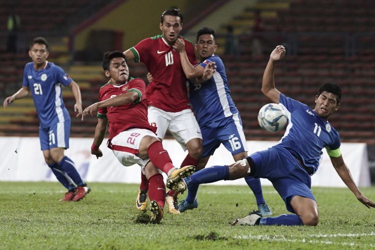 Pesepak bola Timnas U-22 Septian David Maulana (kedua kiri) dihadang pesepak bola Filipina U-22 Julian Mariano berusaha melepas tendangan pada babak penyisihan grup B SEA Games XXIX di Stadion Shah Alam, Selangor, Malaysia, Kamis (17/8/2017)