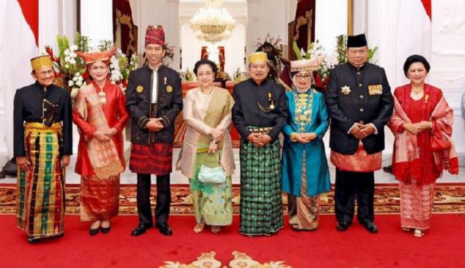 Presiden Joko Widodo bersama mantan Presiden di Istana Merdeka.
