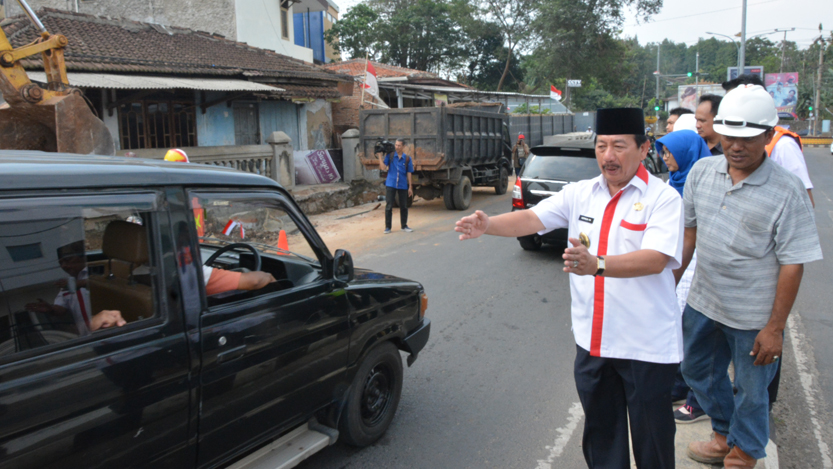 Walikota Bandarlampung Herman HN meninjau pelebaran Jalan Pulau Sebesi, Sukarame, Rabu (23/8). (Foto: Dok. Humas)