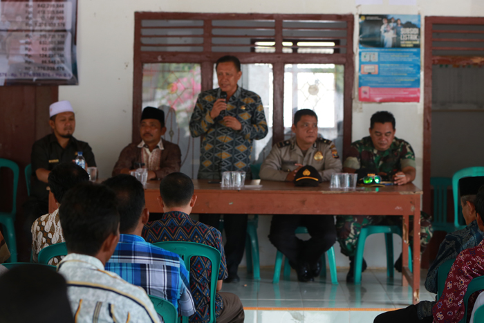 Kesepakatan damai berlangsung di Balai Desa Trimulyo Kecamatan Tanjungbintang, (Lampungnews/Cris)