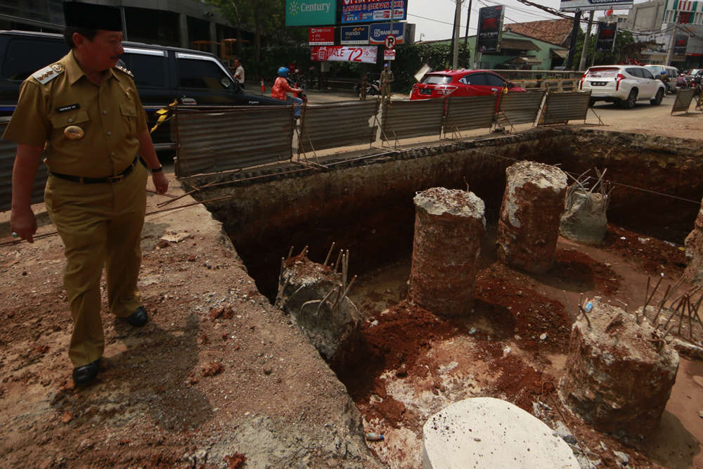Walikota Bandar Lampung, Herman HN meninjau pembangunan flyover MBK yang saat ini terhenti akibat izin yang belum selesai, Senin (14/8).