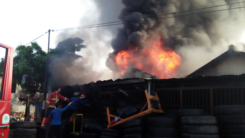Api membakar Toko Berkah Ban di Jalan Yos Sudarso,  Pidada,  Panjang,  Kamis (10/8). (Lampungnews/El Shinta)