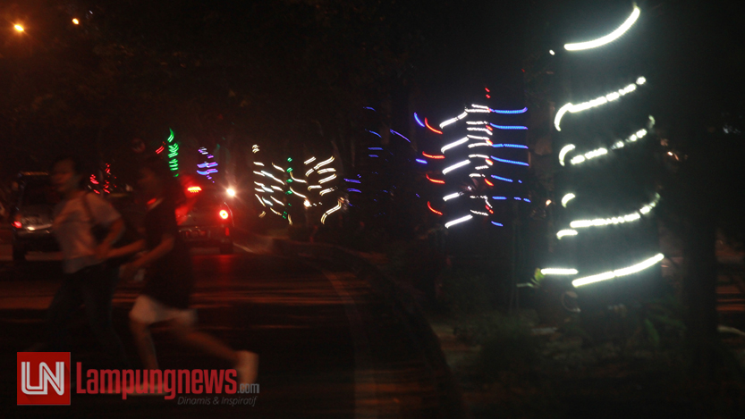 Lampu hias yang dipasang di Jalan Teuku Umar menambah keindahan Kota Bandarlampung, Jumat (25/8). Namun sayangnya, lampu yang dipasang dipohon pada median jalan belakangan banyak yang hilang akibat dicuri oknum tidak bertanggungjawab. (Lampungnews/El Shinta)