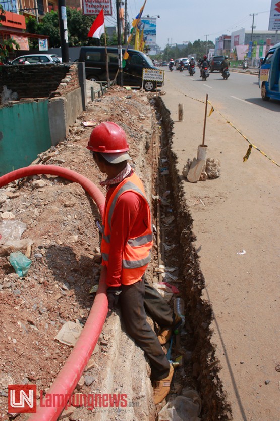 Petugas memindahkan kabel pada galian tanah di Jalan ZA Pagar Alam, Selasa (1/8). Pemindahan kabel listrik menjadi jaringan bawah tanah ini merupakan salah satu program pemerintah pusat dan untuk perapihan kabel untuk pembangunan flyover. (Lampungnews/El Shinta)